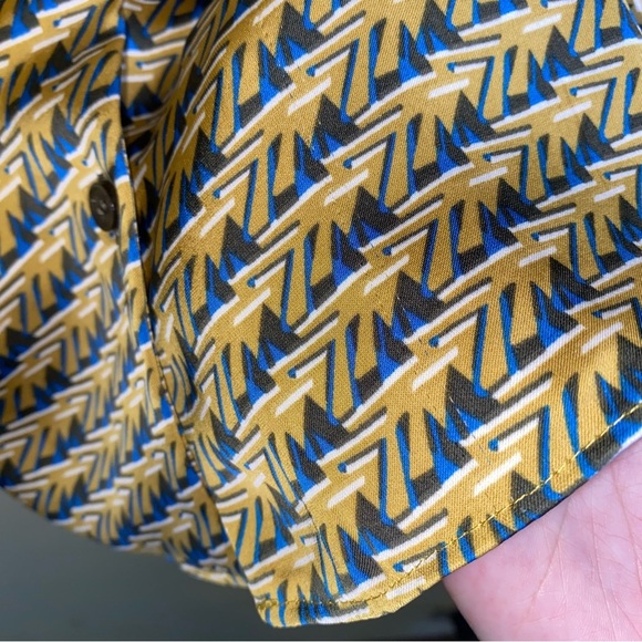 House Of Harlowe Small Button Down Collared Silky Short Sleeve Geometric Top - Picture 7 of 8